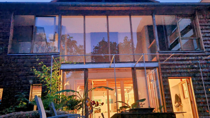 Transformation d'un hangar en maison de ville bioclimatique