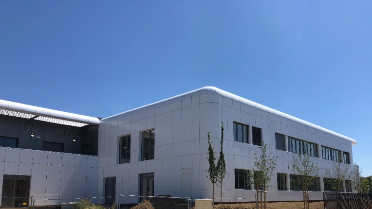 Bâtiment professionnel, Bureau, Bâtiment industriel, Bâtiment accueillant du public (ERP), Construction neuve, Contemporain, Moderne