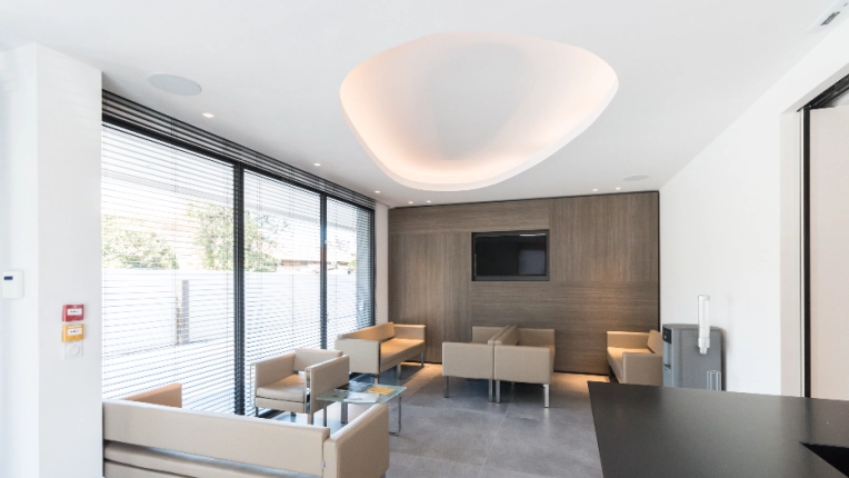 Bâtiment professionnel, Bureau, Bâtiment accueillant du public (ERP), Construction neuve, Contemporain