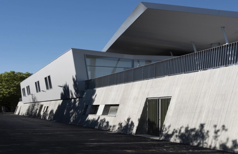 Bâtiment accueillant du public (ERP), Construction neuve, Contemporain, Moderne