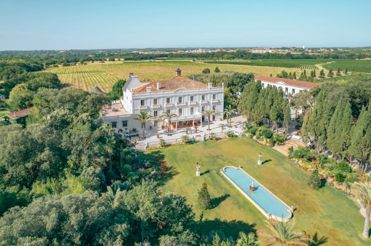 Patrimoine, Assistance à la maitrise d'ouvrage, Mise aux normes, Jardin, Commerce, Hôtellerie - Restauration, Extérieur, Bâtiment professionnel, Bâtiment accueillant du public (ERP), Rénovation, Piscine, Architecture d’intérieur, Extension, Réhabilitation, Rénovation énergétique, Aménagement combles, Villa, Contemporain, Ancien