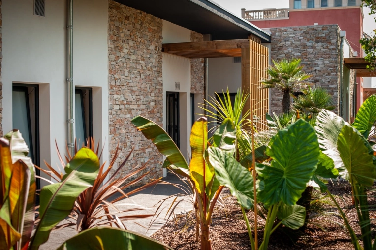 Assistance à la maitrise d'ouvrage, Mise aux normes, Jardin, Commerce, Hôtellerie - Restauration, Extérieur, Bâtiment accueillant du public (ERP), Architecture d’intérieur, Extension, Construction neuve, Rénovation énergétique, Moderne